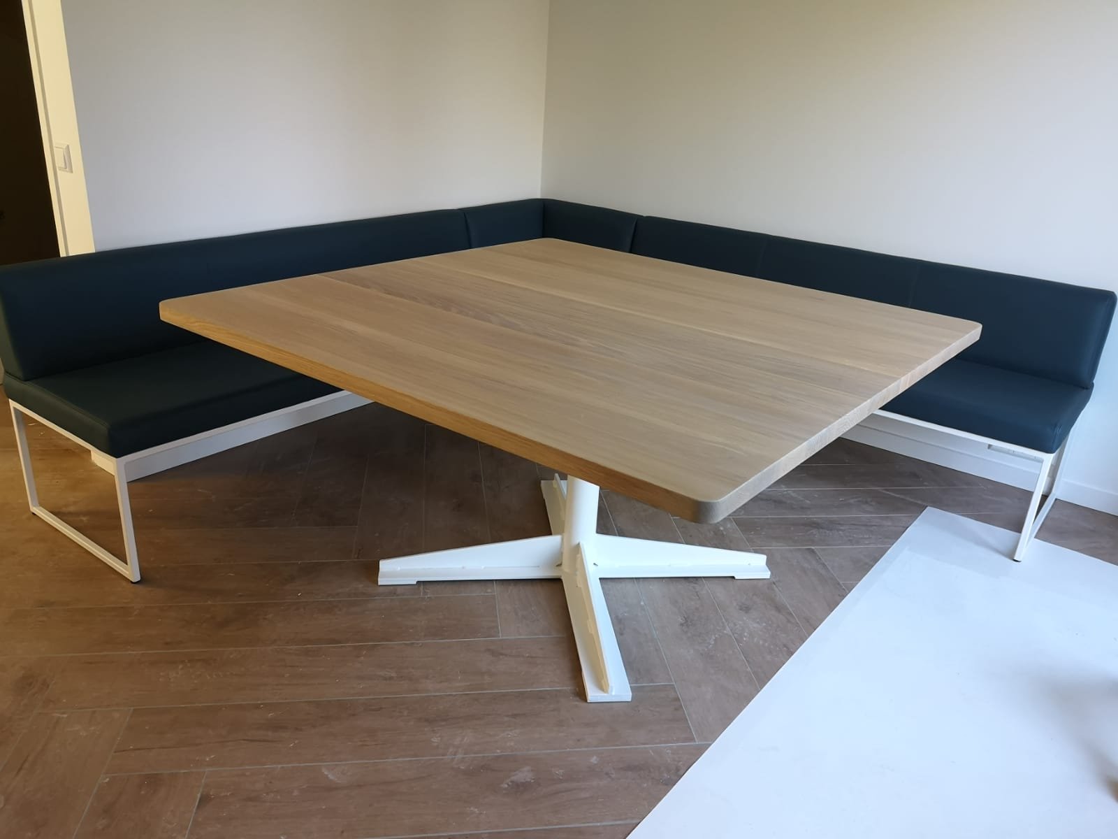 Vierkante tafel met massief eiken blad met een stalen kruispoot