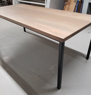 Eiken tafel voor opdrachtgever uit Heerde